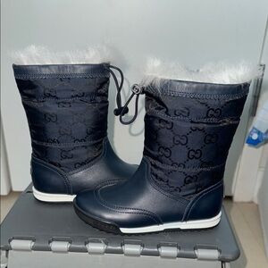 NEW! 1000.00 Gucci Navy Winter Boots with Fur Trim